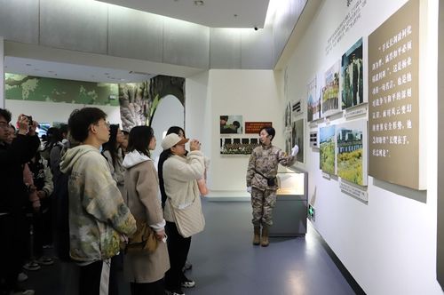 赓续英烈精神 传承红色血脉——艺术学院组织开展清明祭英烈主题爱国主义教育活动